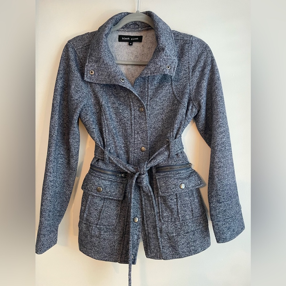 Médium stretch winter jacket, blue denim color with belt and front pockets